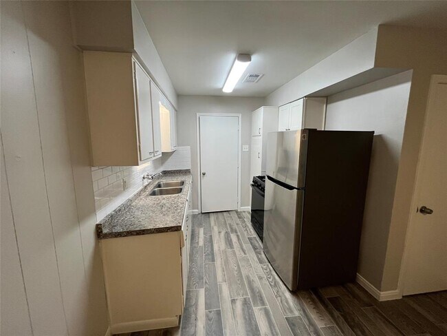 Building Photo - 408 Bluebell St