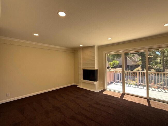 Building Photo - 285 Casitas Bulevar