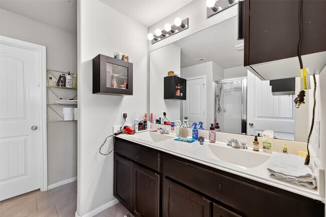 Building Photo - 8007 Carillon Way