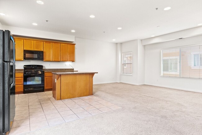 Building Photo - Spacious 2 Bed, 2.5 Bath Townhouse in Gate...