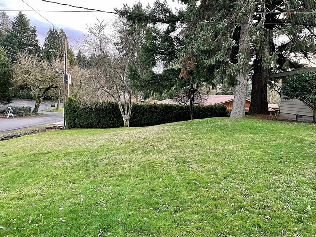 Building Photo - Charming 3 Bedroom 2 Bath Home with Large ...