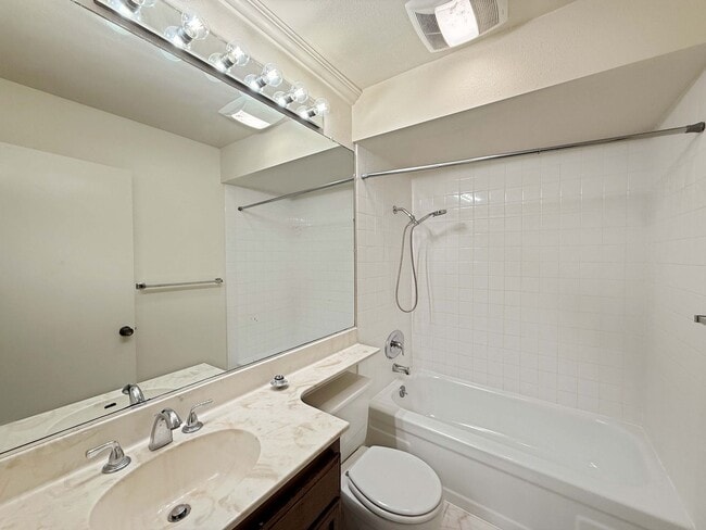 Building Photo - Spacious 1B/1BA Condo w/ Gated Parking & C...