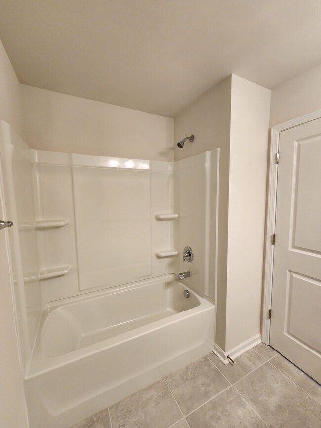 Building Photo - **6 Month Lease** Hendersonville Rental!