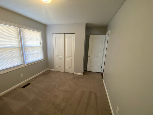 Building Photo - 2206 Emerson Pl