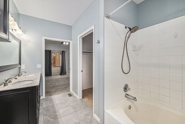 Building Photo - Spacious 2 bedroom home in the heart of Pa...
