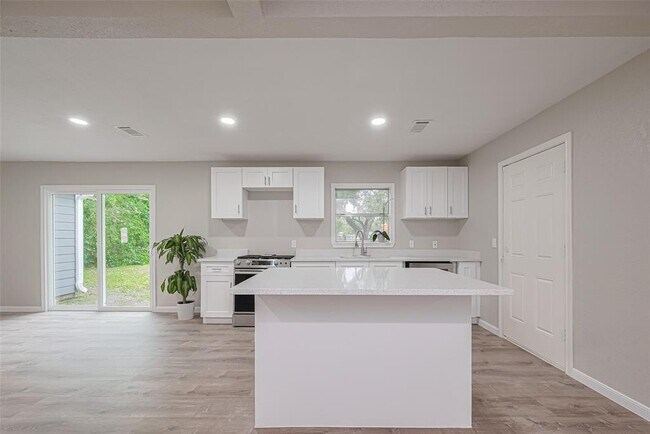 Building Photo - 7702 Darnay Dr