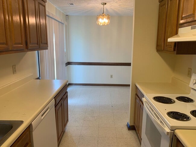Building Photo - Beautiful home located right outside City ...