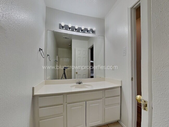 Building Photo - 615 Douglas Dr