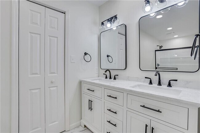 Building Photo - 4684 Ben Hill Dr