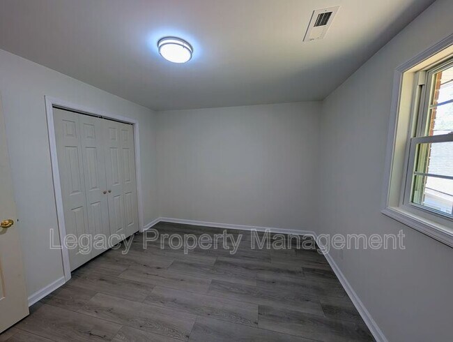 Building Photo - 4421 Kernersville Rd