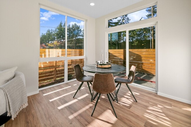 Building Photo - Modern Townhome in Licton Springs – Rooftop Deck & Stylish Living!
