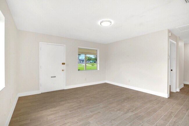 Building Photo - 1516 Zinnia Dr