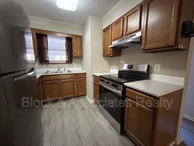 Building Photo - 802 Timberline Dr SE