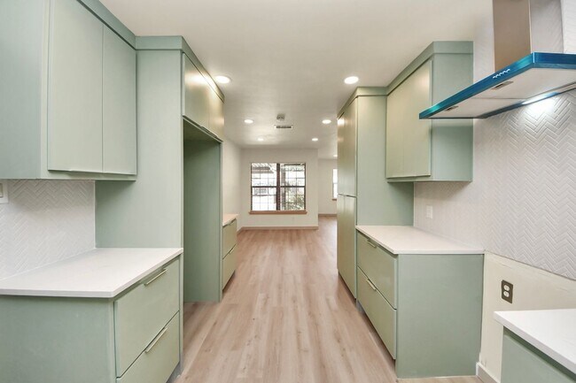 Building Photo - 2404 Grape Ln