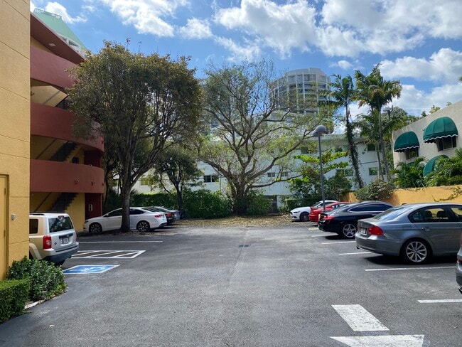 Building Photo - 2756 Day Ave