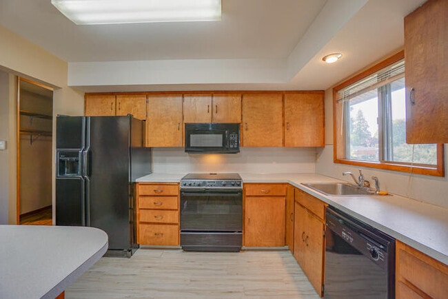 Building Photo - FOUR BEDROOM SPLIT LEVEL IN SALMON CREEK
