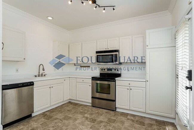 Building Photo - Townhome | Washer/ Dryer Included | Privat...