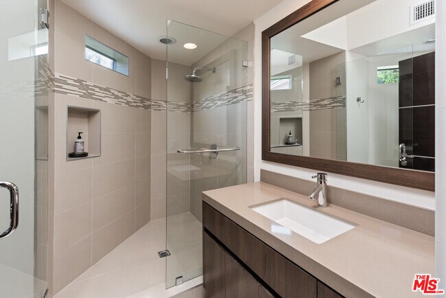 Building Photo - 2826 Las Alturas St