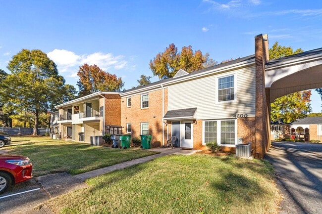 Building Photo - *MOVE IN READY* 3 Bed, 2 Bath Condo, Close to Uptown!!!