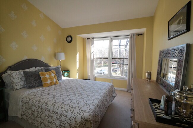 Building Photo - Gorgeous Luxury TH 4 bed, 3.5 bath w/ Wood...