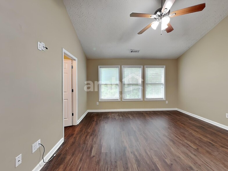 Building Photo - 2175 Village Green Dr