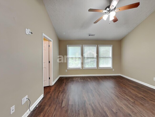 Building Photo - 2175 Village Green Dr