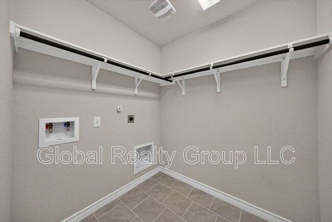 Building Photo - 515 Diamond Shls