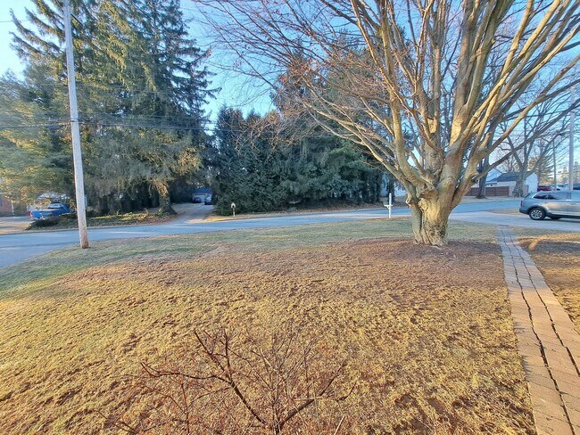 Building Photo - 3 Bed / 1-1/2 Bath Single Family Home w/ 2-Car Garage