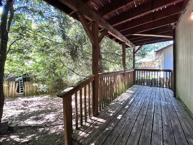Building Photo - Large 3 Bed, 2 Bath, Sanctuary!