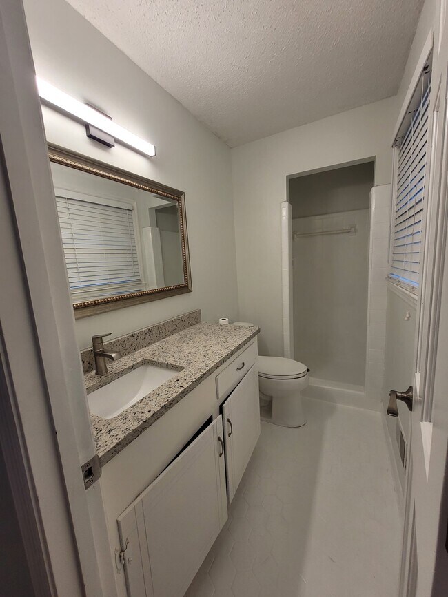 Building Photo - 2701 Cliffside Dr