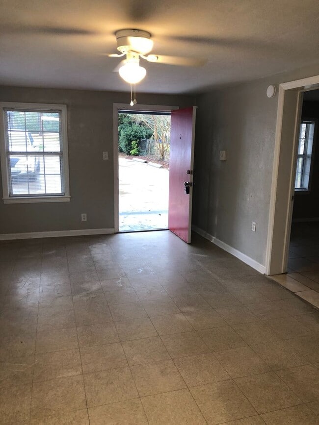 Building Photo - 2 Story Home Offering 3 bedrooms and 1 bath