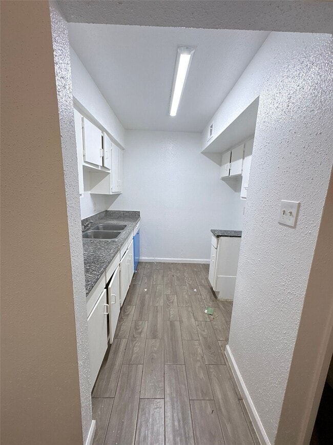 Building Photo - 5625 Antoine Dr