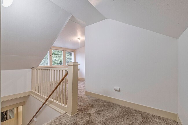 Building Photo - Charming bungalow