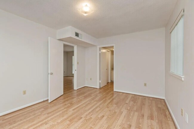 Building Photo - 104 Country Club Dr