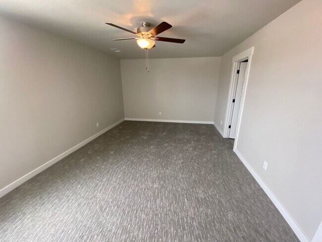 Building Photo - Beautiful BRAND NEW townhome in Chimney Park!