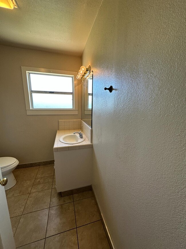 Building Photo - 3083 E Rose Ave