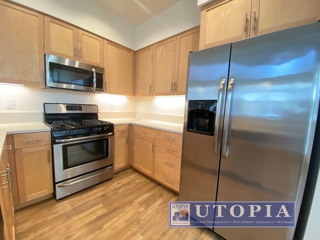 Building Photo - Beautiful and Spacious 3-bedroom, 3.5-bathroom Townhouse Located in the heart of Seabright.