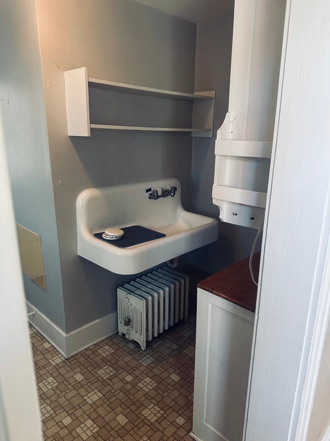 Building Photo - 330 W Sycamore St