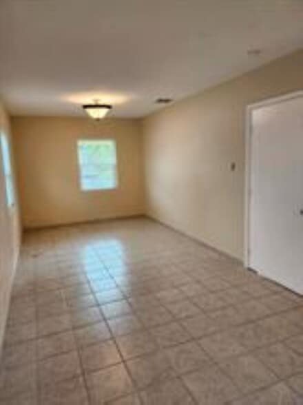 Building Photo - 953 NE 34th St