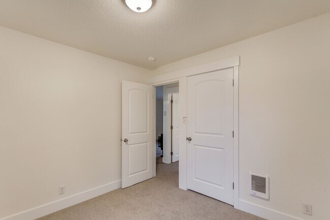 Building Photo - Spacious 2BR Home with Loft, Warehouse & Private River Access Mulino, OR