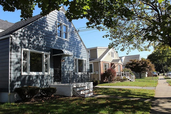 Building Photo - 35 Clark St