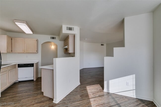 Building Photo - 698 S Racetrack Rd