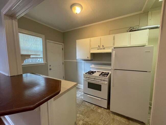 Building Photo - Charming Down Stairs Apartment In South Highland