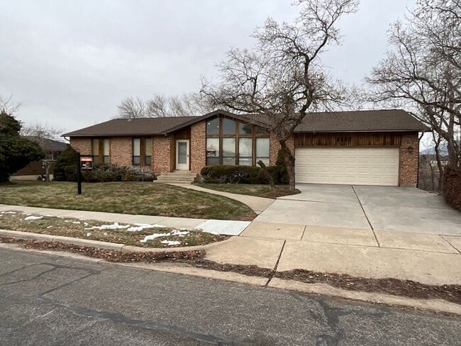 Building Photo - 5 bedroom 3 bath Home 2 car garage- Small dog friendly