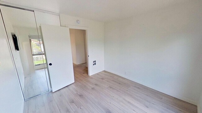 Building Photo - Spacious 3 bed / 2 bath in the More Mesa area