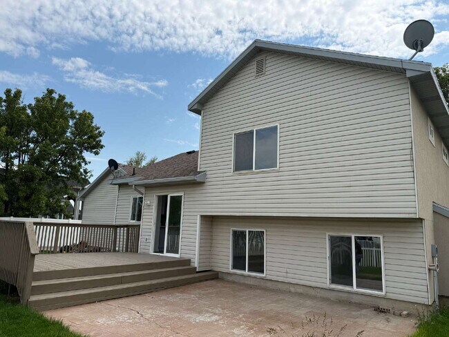 Building Photo - "Charming, newly renovated, 4-Bed, 3-Bath ...