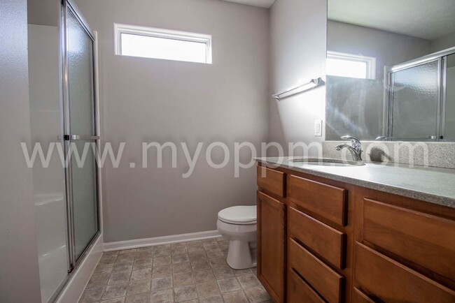 Building Photo - Spacious 3 Bedroom house at 168th and Maple