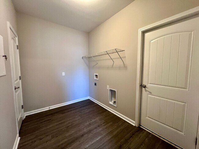 Building Photo - 3 bed/2.5 bath at end unit townhome in Berkeley Walk at Savannah Quarters with garage