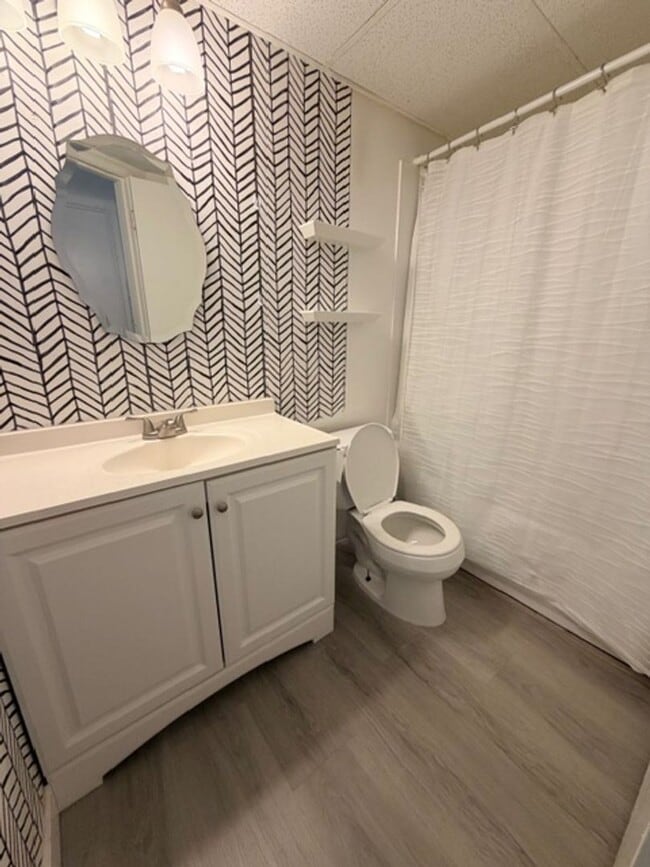 Building Photo - MOVE IN READY! 2 Bd, 1 Ba in Hillside Villa- Salt Lake