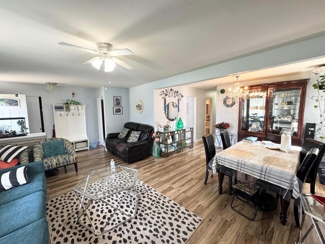 Building Photo - 4644 Broadhurst Dr